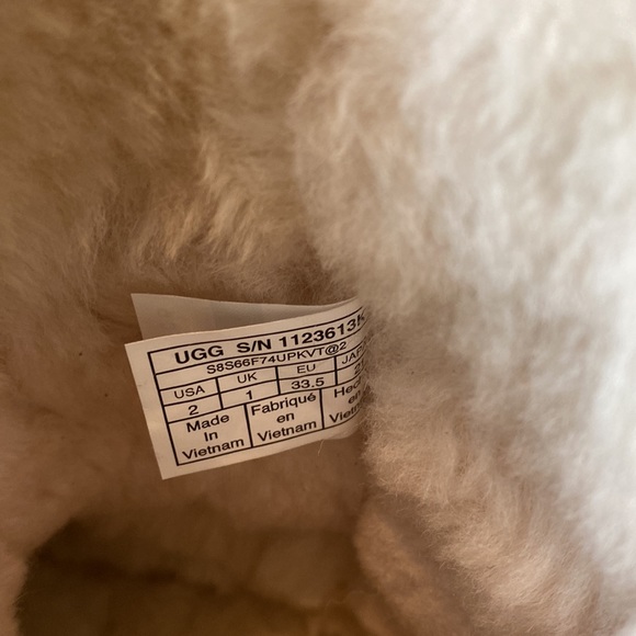 UGG Kid’s Bailey Zip Short Boot - Picture 3 of 7